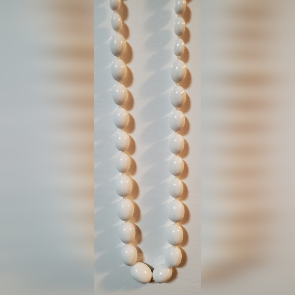 Necklace white bead